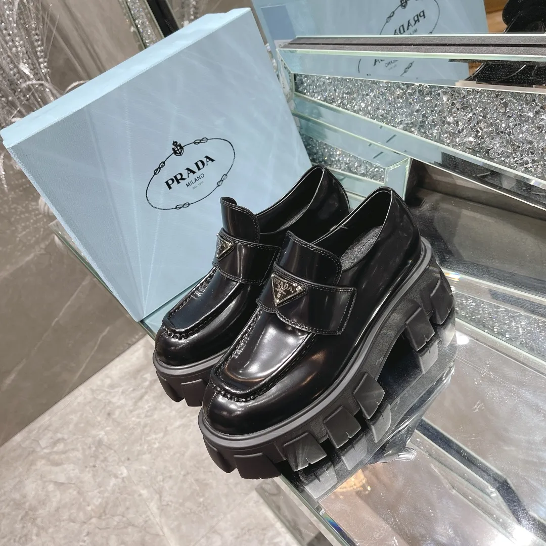 👟👟Ex-factory price 480👟👟 PRADA will be cheating this year💋 Prada, the invincible cheater, instantly releases all the beautiful shoes that are fairy shoes👠All of them are my favorite😍New models developed at the original store! High-end casual shoes, a one-to-one copy of the original perfect last shape. Perfect workmanship. Perfect choice for you. High-end goods have pictures and truth! Supports various comparisons! It is comfortable and elegant to wear. The original molded outsole is a 1:1 replica. It adopts non-slip and wear-resistant imported TPU combined outsole, which is vacuum combined to form a thick sole~ 💥Fabric: Imported open-edge beaded cowhide 💥Sole thickness: 5.5cm. Really good product. Worth owning 💥Color: Black White 💥Size: 35-40